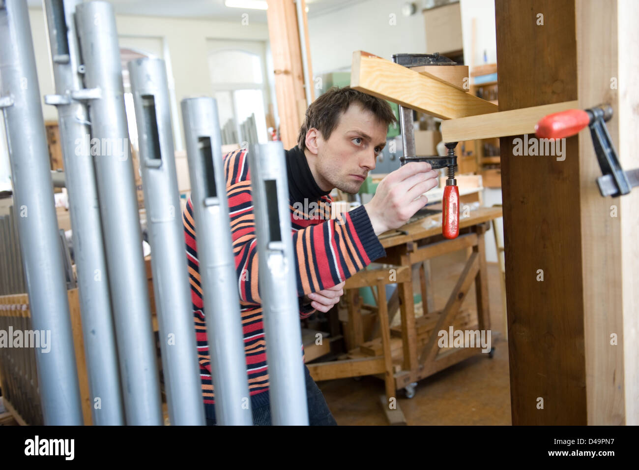 Meiningen, Deutschland, Orgelbauer in seiner Werkstatt Stockfoto