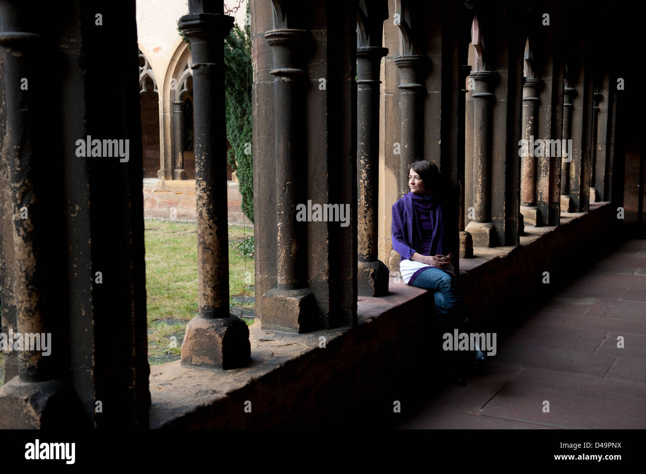 Colmar, Frankreich, die Frau sitzt im Kreuzgang des Musee d'Unterlinden Stockfoto