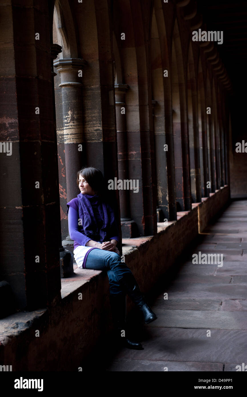Colmar, Frankreich, die Frau sitzt im Kreuzgang des Musee d'Unterlinden Stockfoto