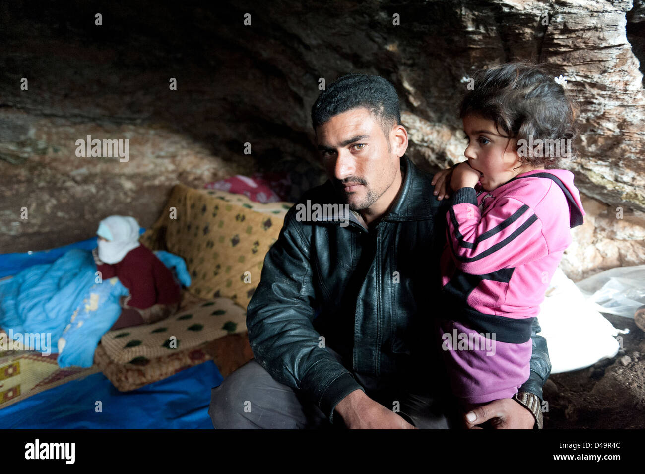 Flüchtlinge, die Ausführung des Assad-Regimes Zuflucht in Höhlen, Assaharia, Syrien Stockfoto
