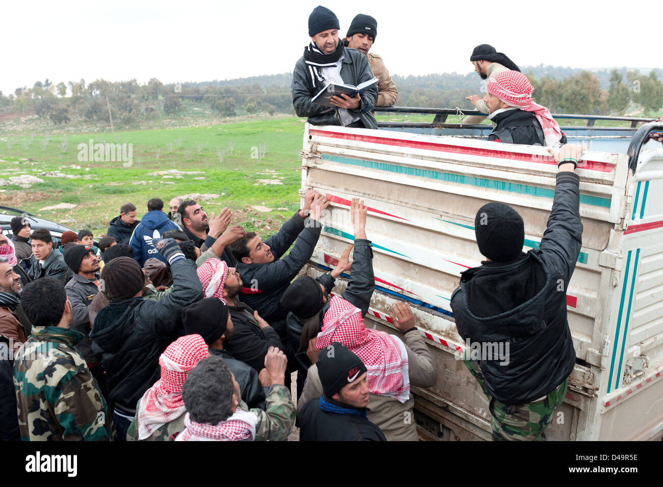 Die freie syrische Armee verteilen Zelte für die Flüchtlinge, Assaharia, Syrien Stockfoto