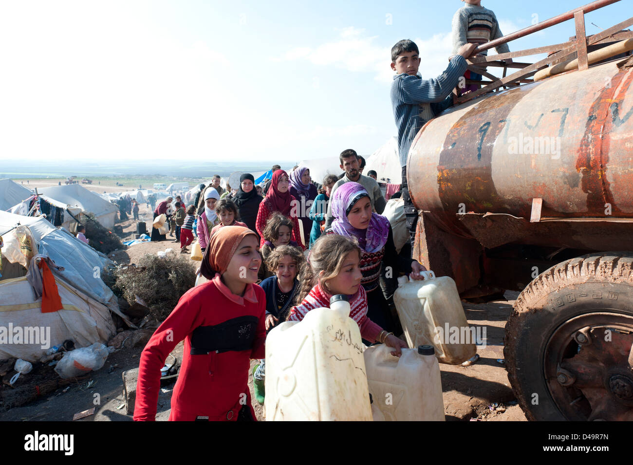 Ein Tankwagen mit Trinkwasser in der Atma-Flüchtlingslager an der türkischen Grenze, Syrien Stockfoto