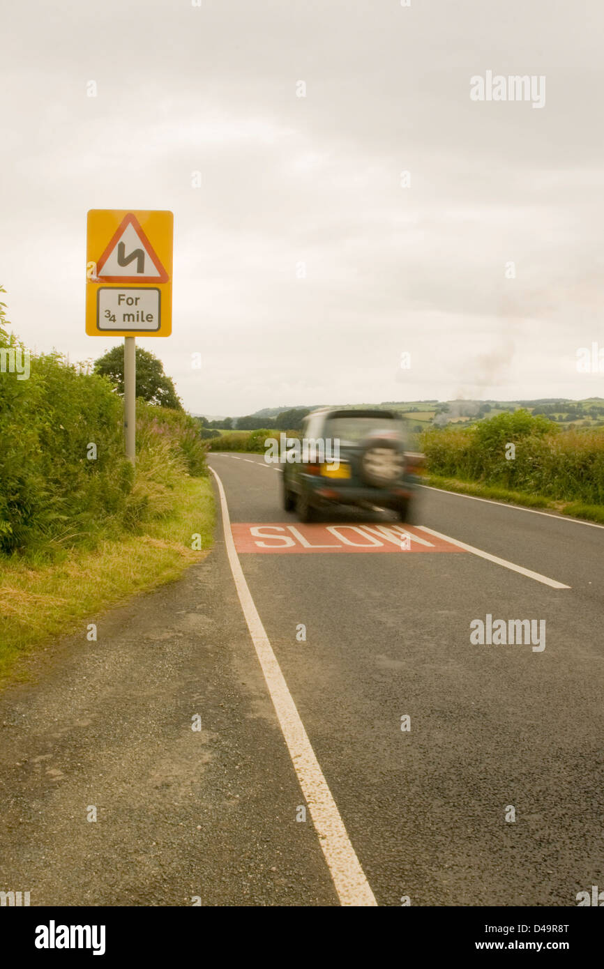 Ein 4 x 4 Fahrzeug reisen schnell entlang einer britischen Landstraße mit Geschwindigkeit in Richtung einer Kurve in der Straße. Stockfoto