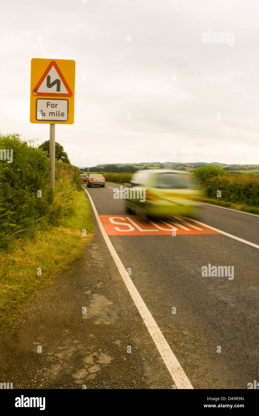 Autos in Richtung Beschleunigung a' auf einer ländlichen Landstraße biegen. Stockfoto