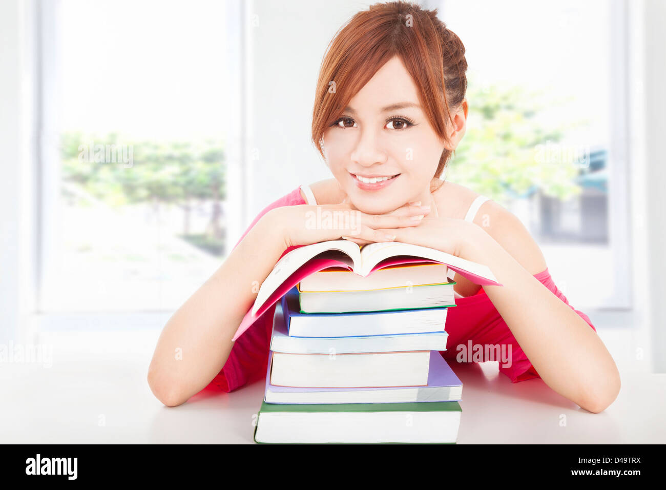 schöne Studentin mit Büchern Stockfoto