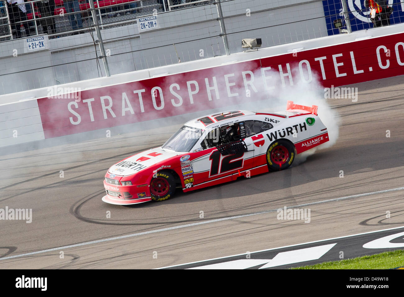 Las Vegas, Nevada, USA. 9. März 2013. Sam Hornish Jr. (12) gewinnt das Sams Town 300 Rennen auf dem Las Vegas Motor Speedway in Las Vegas, NV. Stockfoto