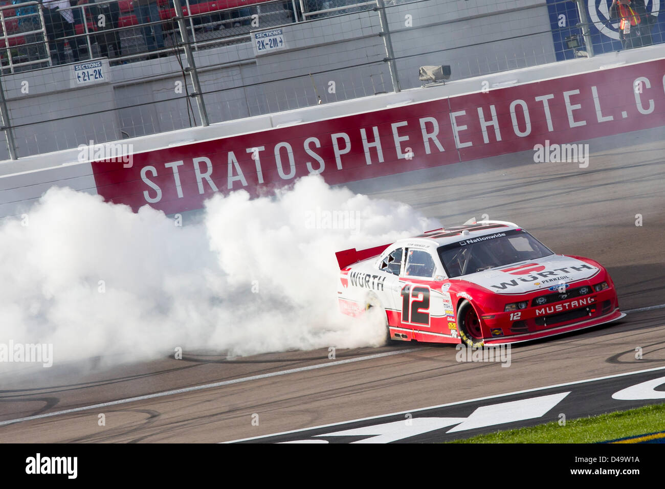 Las Vegas, Nevada, USA. 9. März 2013. Sam Hornish Jr. (12) gewinnt das Sams Town 300 Rennen auf dem Las Vegas Motor Speedway in Las Vegas, NV. Stockfoto