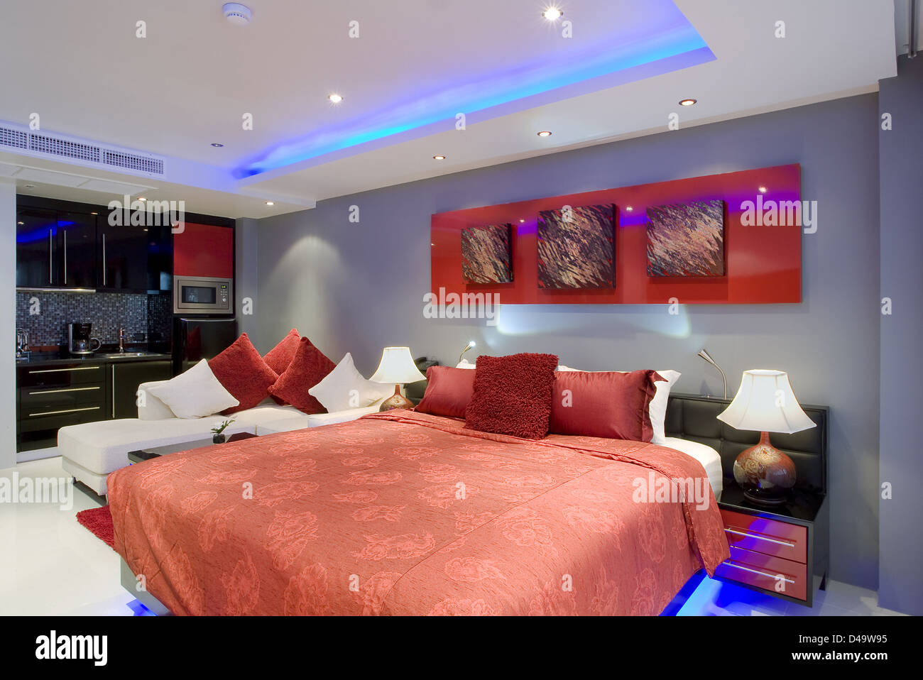 Schöne stilvolle moderne Schlafzimmer mit Panoramablick. Bilder an der Wand wurden geändert. Stockfoto