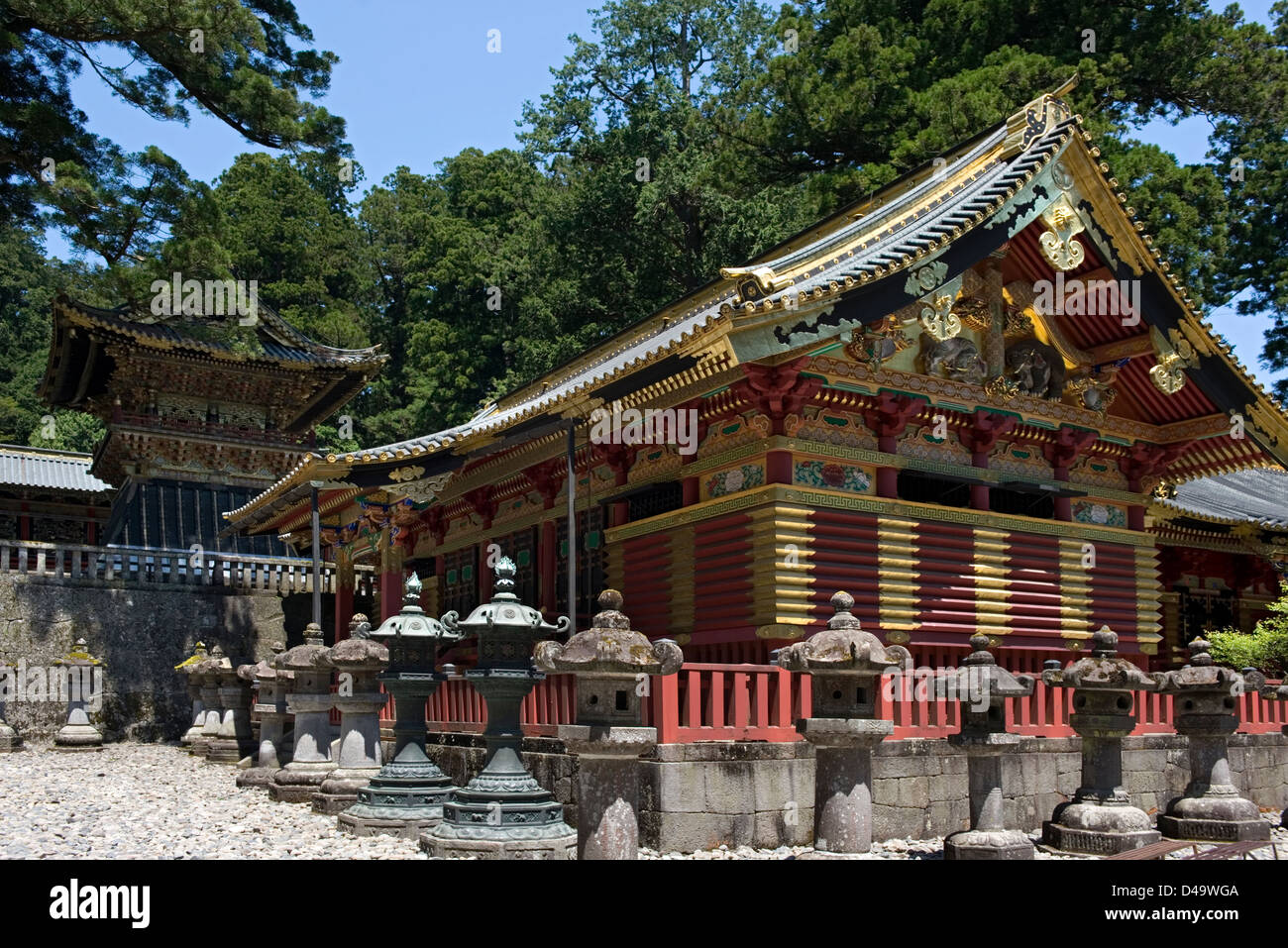 Reich verzierte Gold verziert Sakralbauten umgeben von Steinlaternen im Tōshōgū Jinja Schrein in Nikko, Tochigi, Japan. Stockfoto