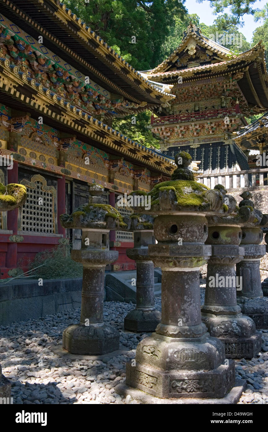 Kunstvoll verzierte Gold Sakralbauten umgeben von Steinlaternen im Tōshōgū Jinja Schrein in Nikko, Tochigi, Japan. Stockfoto