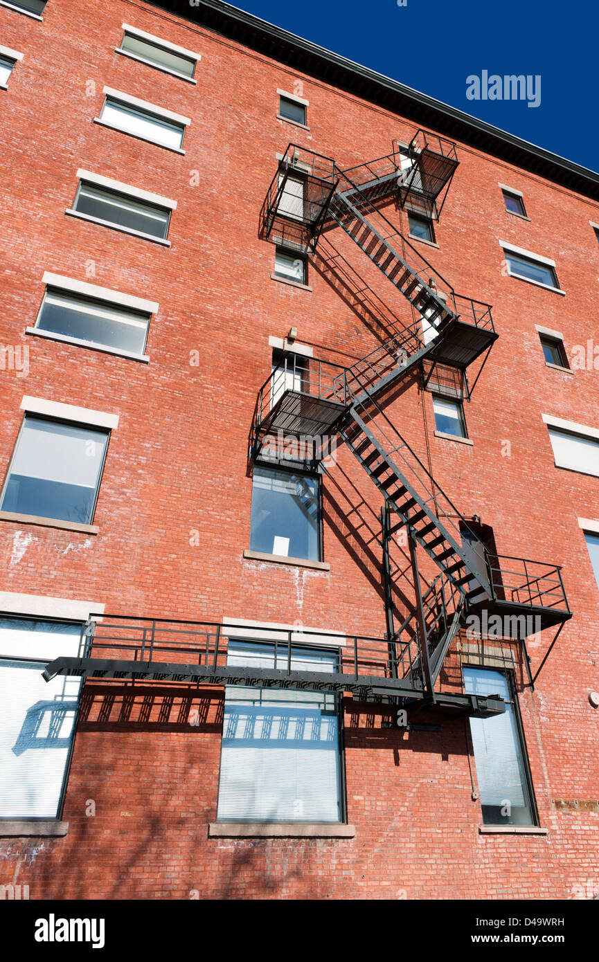 Feuerleiter Treppen an der Außenseite eines Mehrfamilienhauses in Montreal, Provinz Quebec, Kanada. Stockfoto