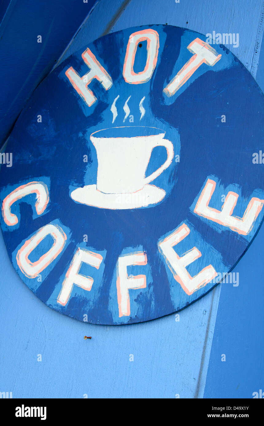 Handgemaltes Schild Werbung heißen Kaffee am Wild Blueberry Land, ein am Straßenrand Attraktion in Downeast Maine. Stockfoto
