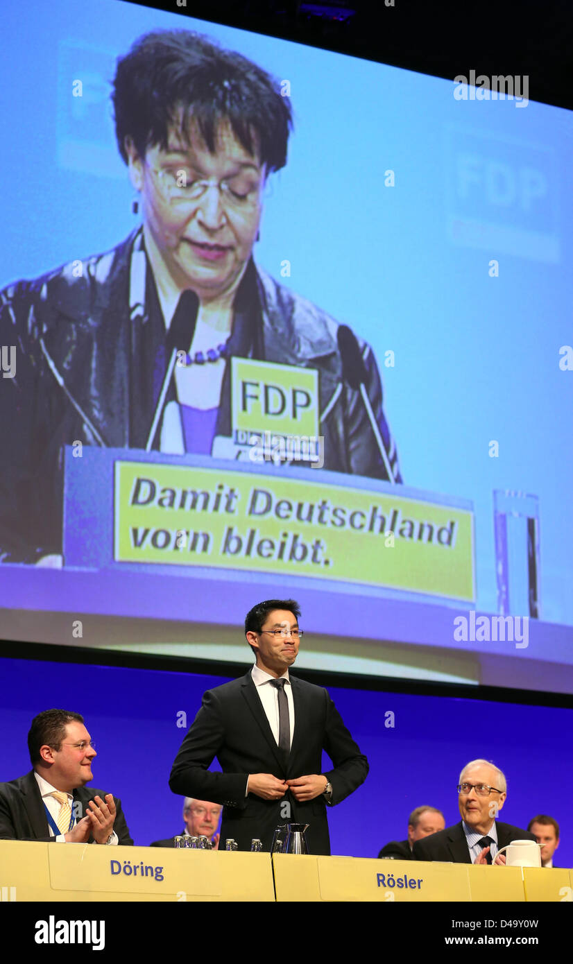 Berlin, Deutschland, 9. März, 2013Die Bundesvorsitzender der FDP, Philipp Roesler (C, vorne), steht auf von seinem Sitz und stellvertretender Chairmwoman der FDP, Birgit Homburger (Rücken, video Bildschirm), hält eine Rede auf der Bundes-Parteitag der FDP in Berlin, Deutschland, 9. März 2013. Foto: Kay Nietfeld/Dpa/Alamy Live News Stockfoto