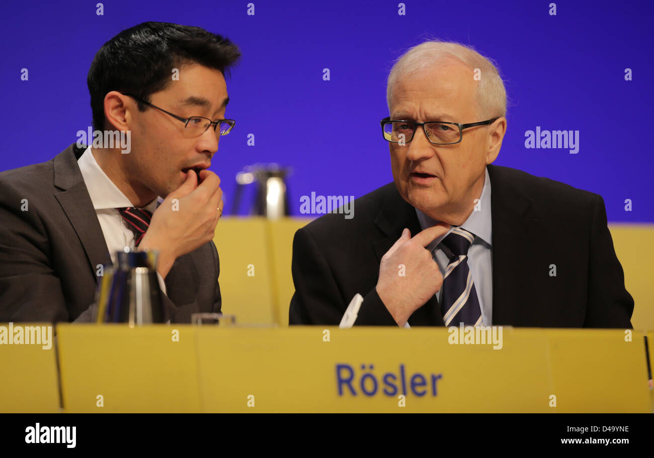 Vorsitzender der FDP im Bundestag, Rainer Bruederle (R), spricht bei der Bundespartei, Bundesvorsitzender der FDP Philipp Roesler Treffen der freien demokratischen Partei in Berlin, Deutschland, 10. März 2013. Foto: Michael Kappeler Stockfoto