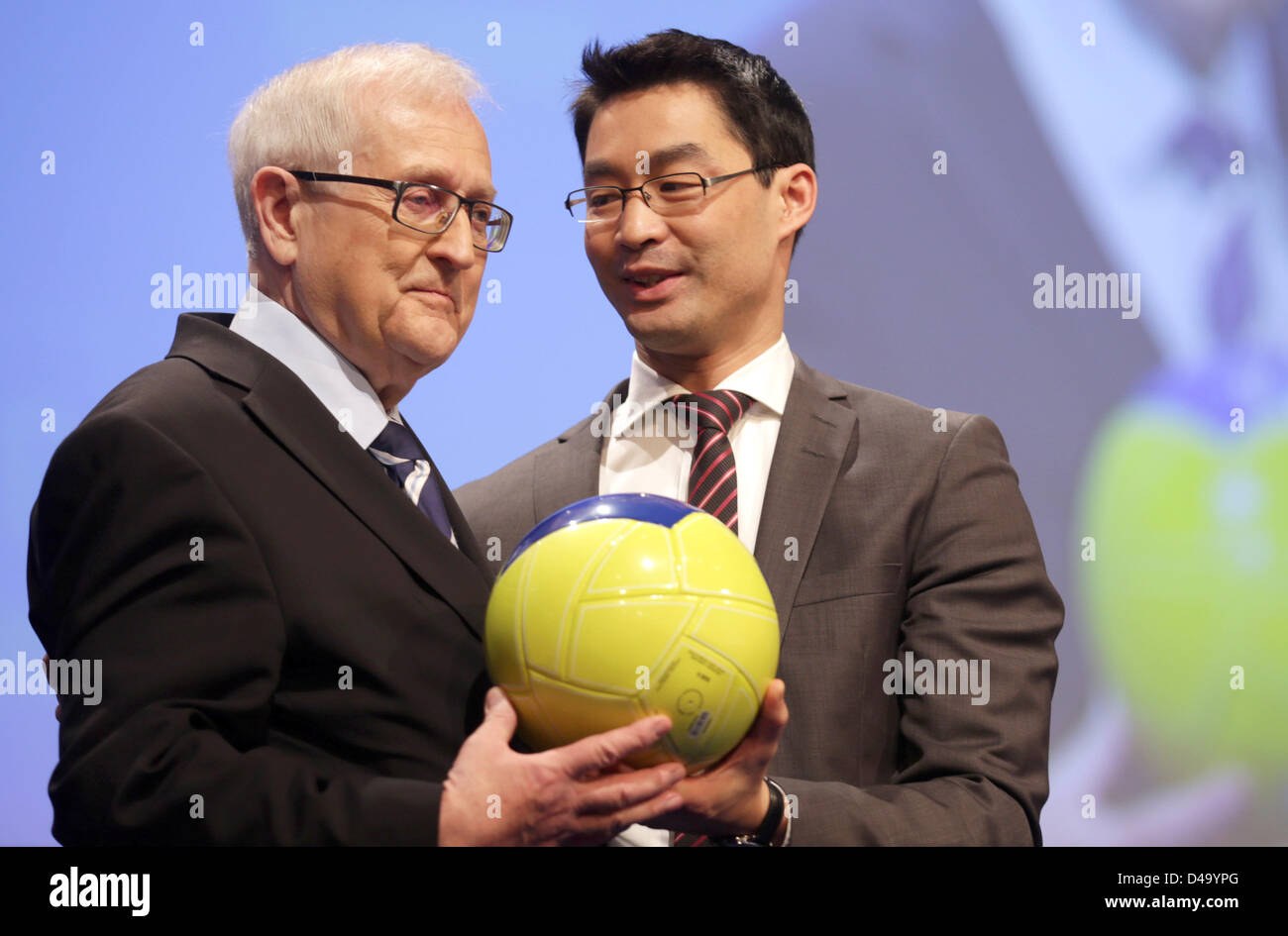 Vorsitzender der FDP im Deutschen Bundestag, Rainer Bruederle (L), erhält einen Fußball von Bundesvorsitzender der FDP, Philipp Roesler, nach hält eine Rede bei der Bundespartei Treffen der freien demokratischen Partei in Berlin, Deutschland, 10. März 2013. Foto: Michael Kappeler Stockfoto