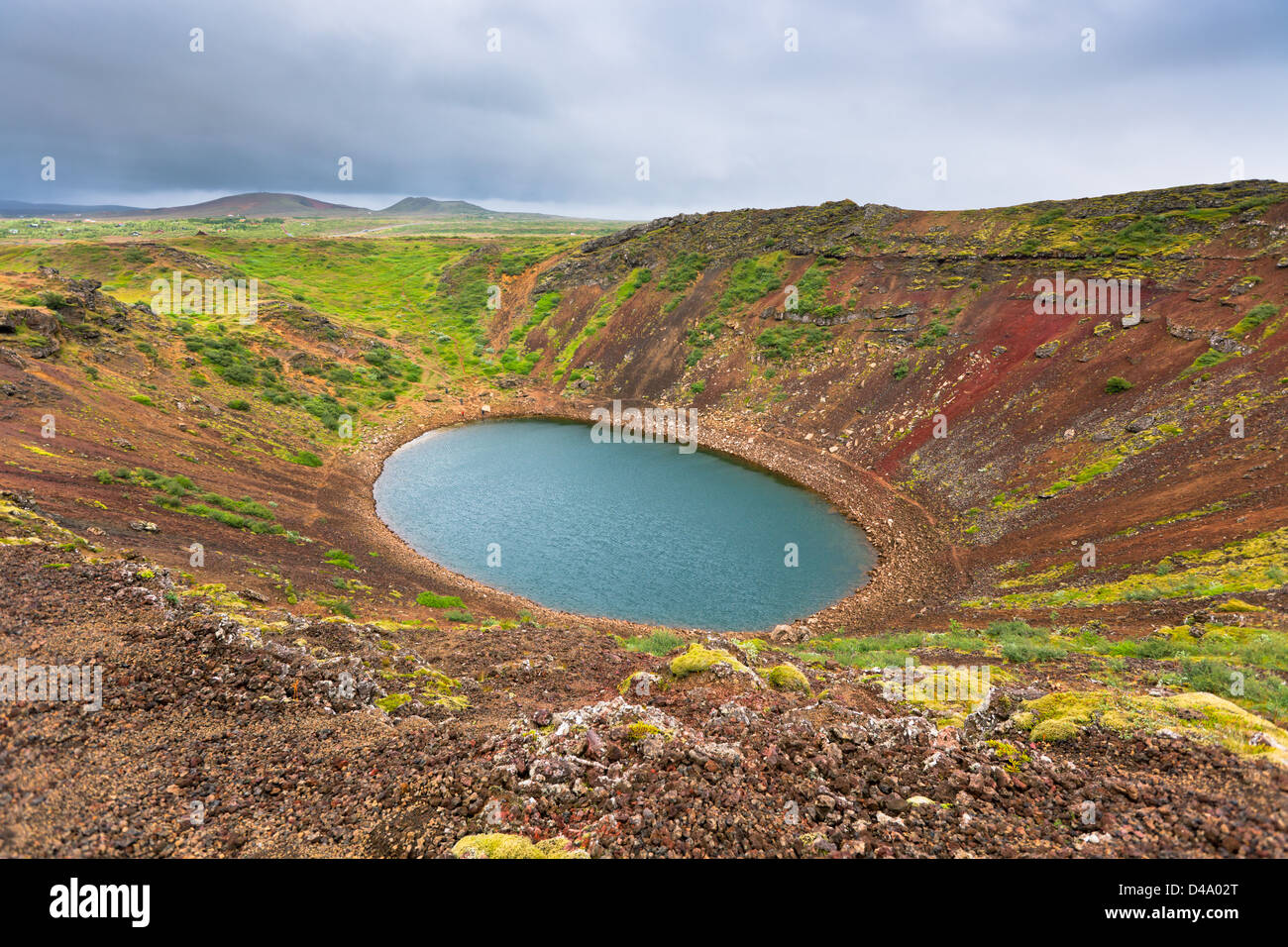 Mit Wasser gefüllte Krater eines erloschenen Vulkans Kerith. Das Hotel liegt in Island Stockfoto