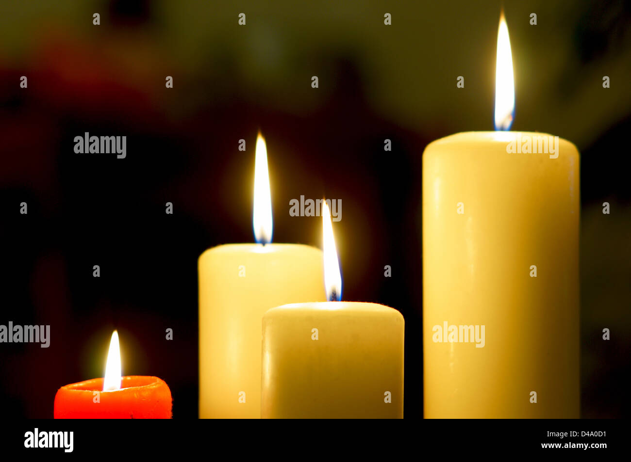 Kerzen brennen wohnliches angenehmes warmes Licht Stockfoto