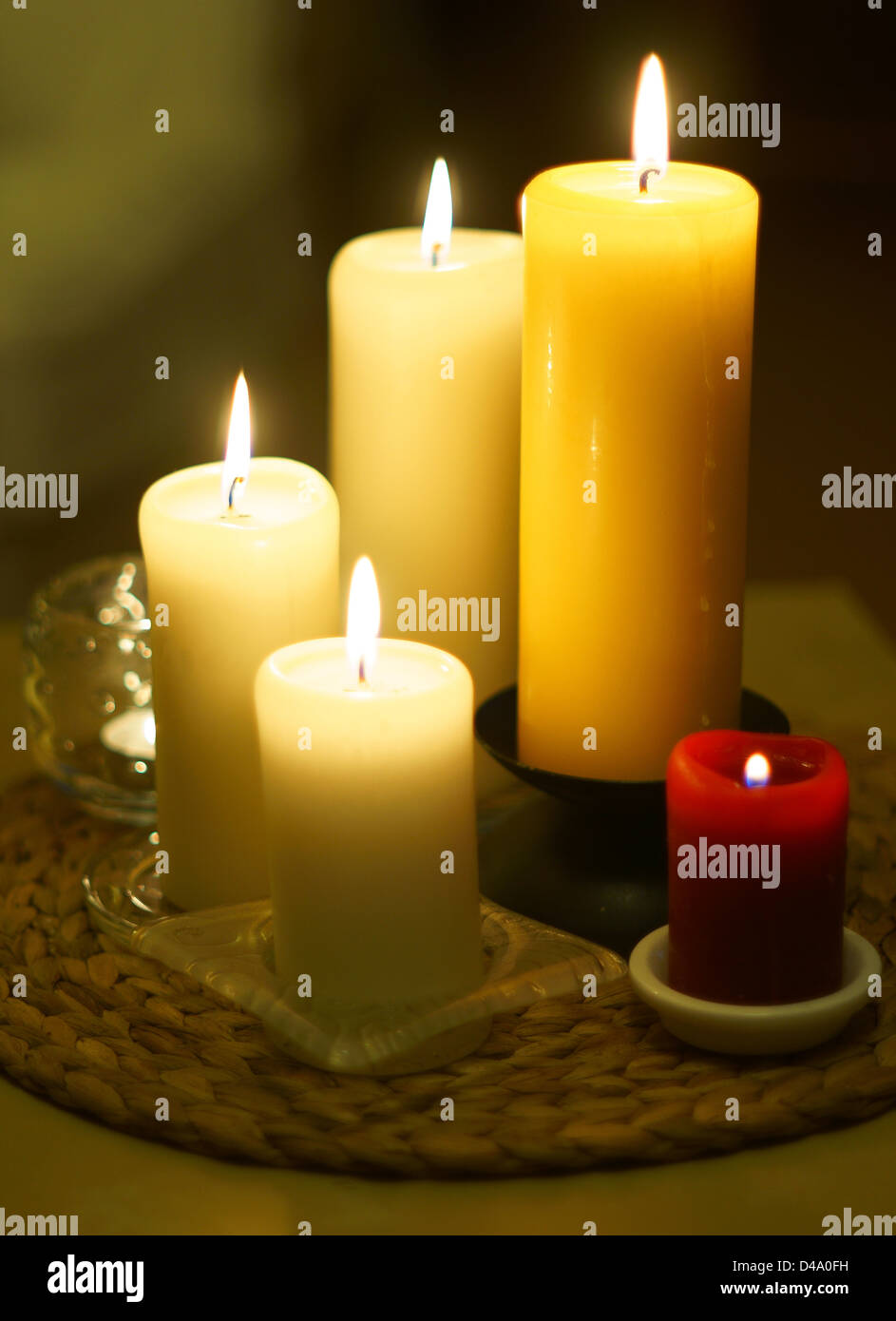 Kerzen brennen wohnliches angenehmes warmes Licht Stockfoto