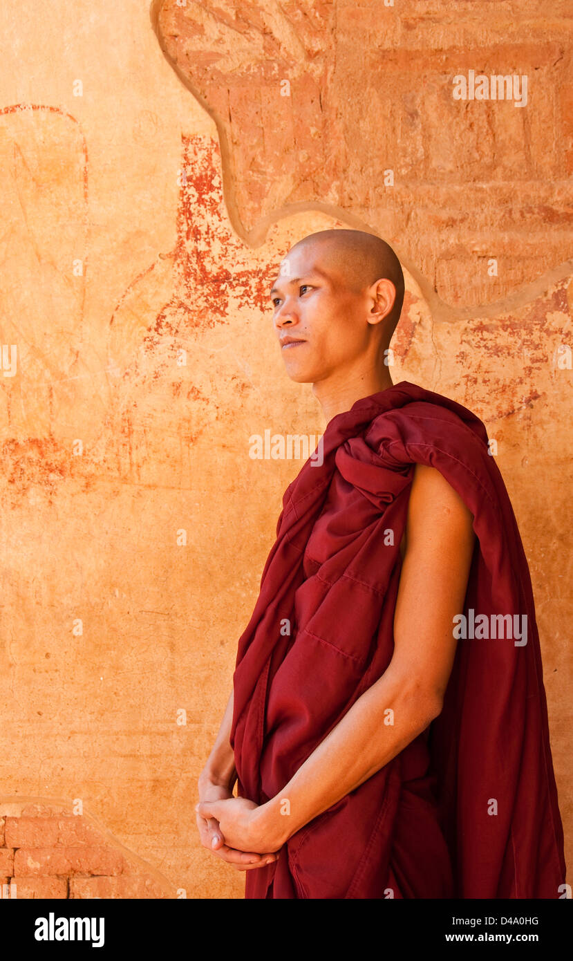 Porträt eines jungen buddhistischen Mönchs in Bagan, Myanmar (Burma) Stockfoto