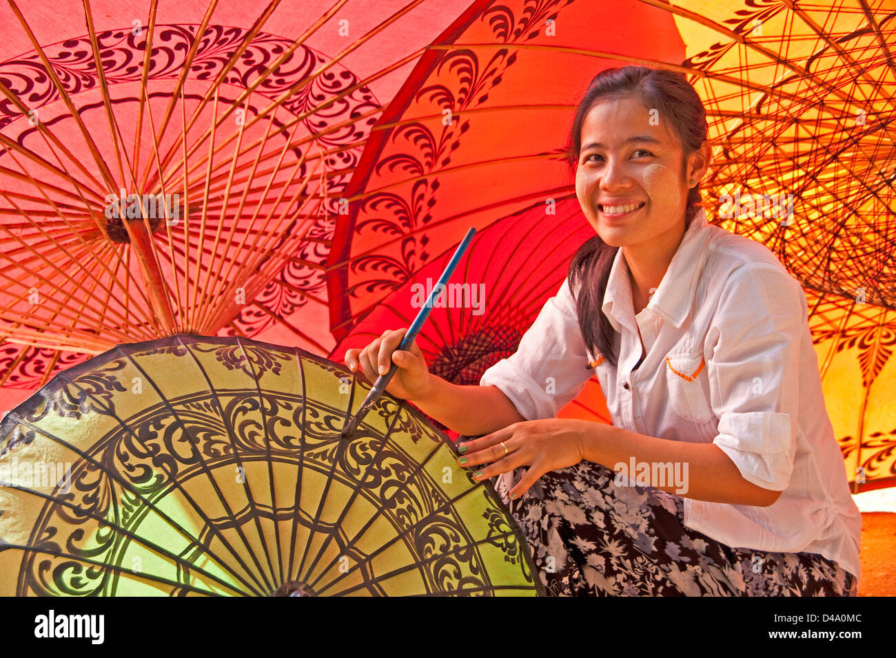 Junge Frau malt dekorativen Designs bei Dach-Workshop in Old Bagan, Myanmar (Burma) Stockfoto