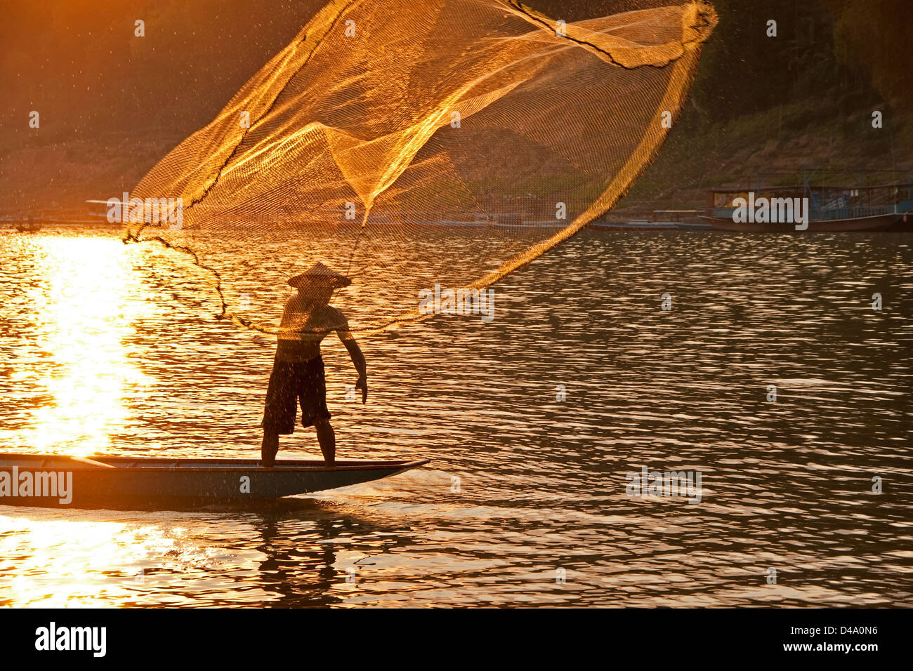 Fischer werfen Net auf Mekong bei Luang Prabang, Laos Stockfoto