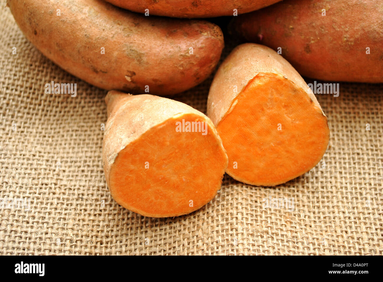 Süßkartoffeln auf Sackleinen geschnitten Stockfoto