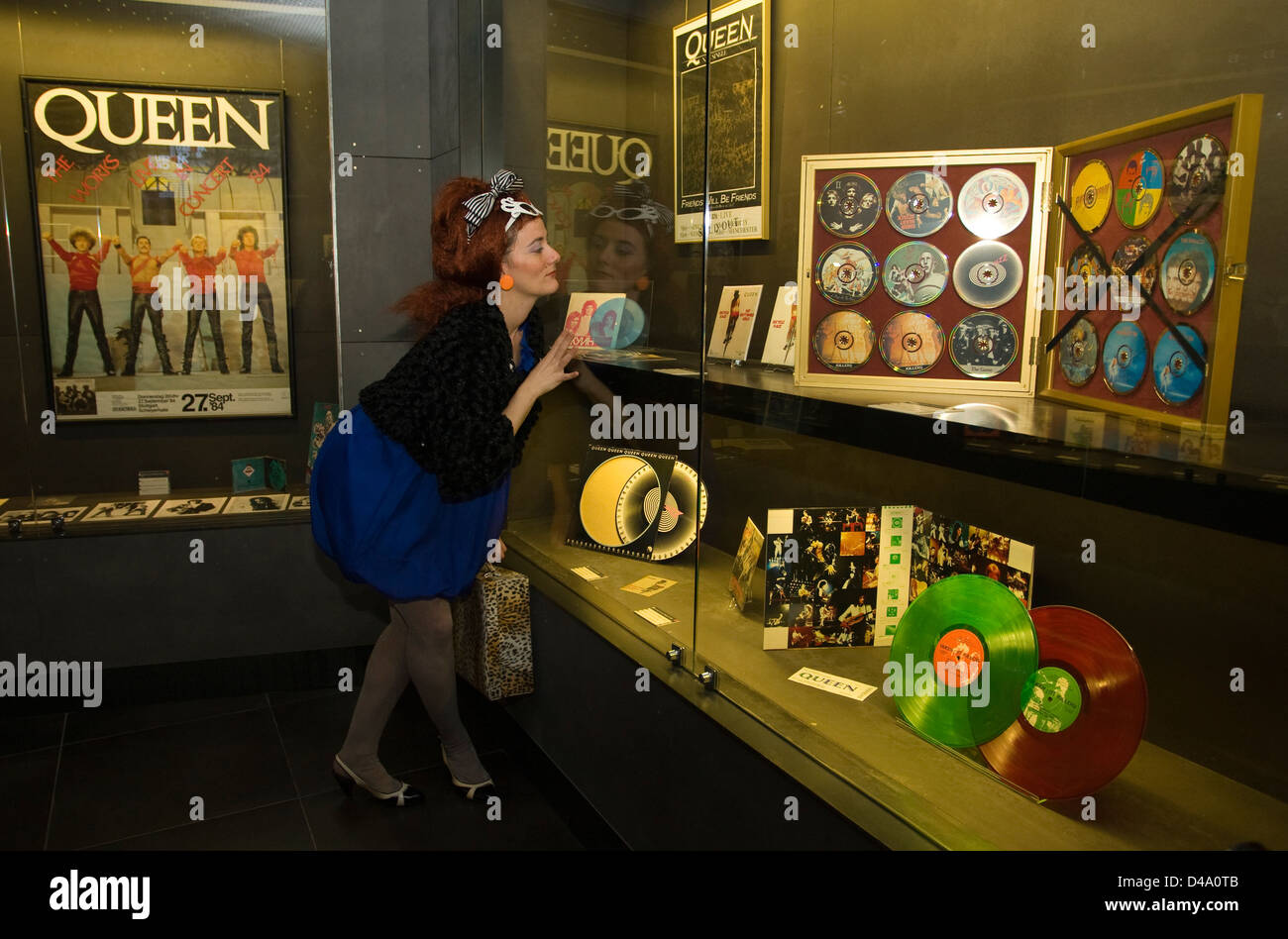 Barcelona, Spanien, Frau am Fenster des Museu del Rock Stockfoto