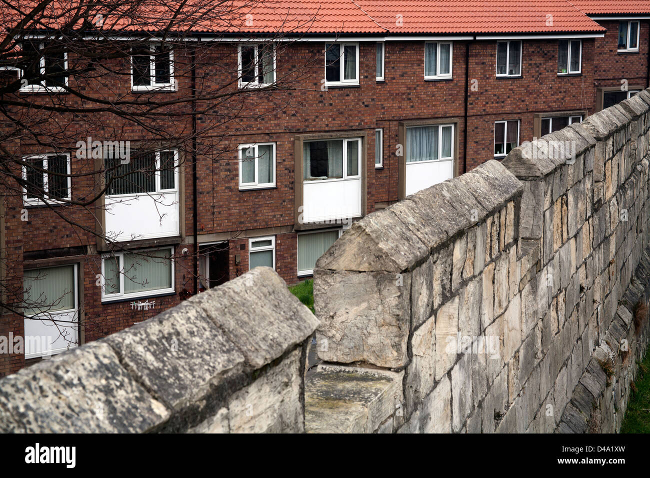 York Stadtmauer rund um eine moderne Wohnsiedlung, York, Yorkshire, England UK Stockfoto