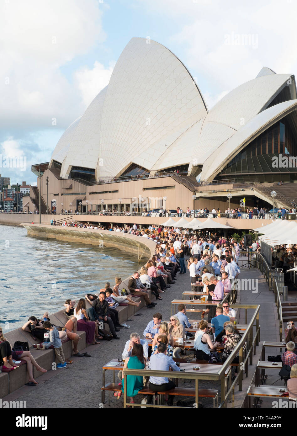 Viele Menschen trinken Abend in den Bars neben Hafen am Opernhaus von Sydney in Australien Stockfoto