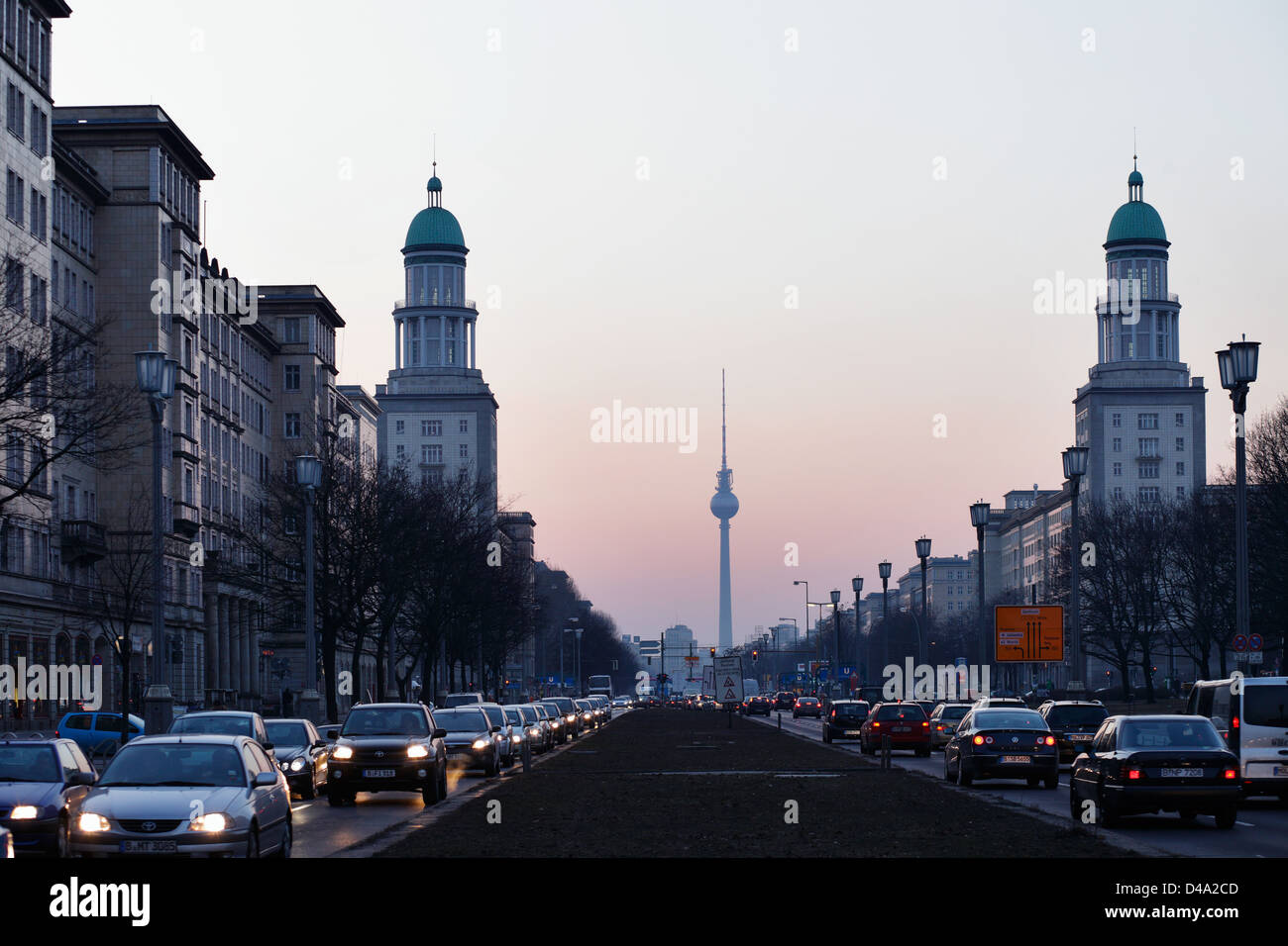 Berlin, Deutschland, Karl-Marx-Allee und die Torhäuser am Frankfurter Tor im Abendlicht Stockfoto