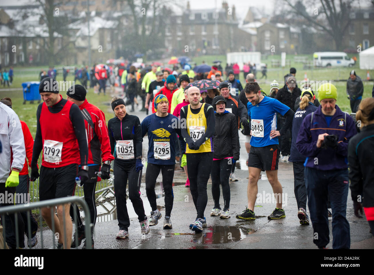 Cambridge, UK. 10. März 2013. Läufer, die im Wettbewerb mit der zweiten Cambridge Halbmarathon heute Whitch begann im winterlichen Bedingungen. Stockfoto