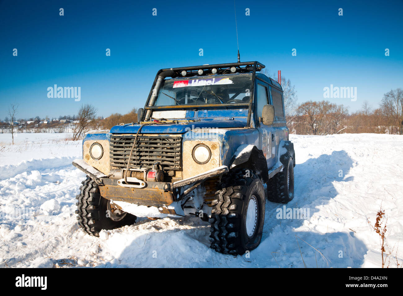 Blaue Land Rover Defender 90 Suv vorne auf Hintergrund der russische Winter. Stockfoto