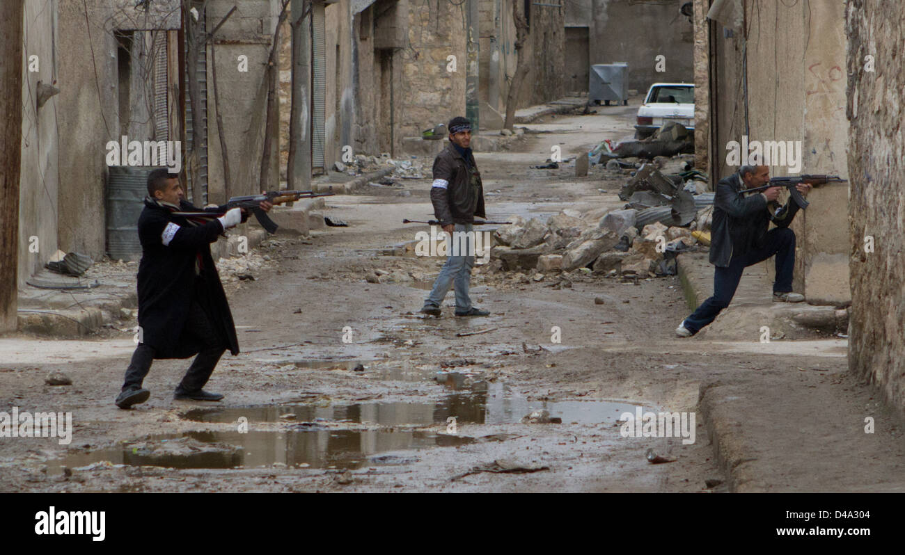 Aleppo, Syrien: Freie Syrische Armee Kämpfer angreifen Regierungstruppen in den Straßen in der Nähe von Aleppo International Airport. Stockfoto