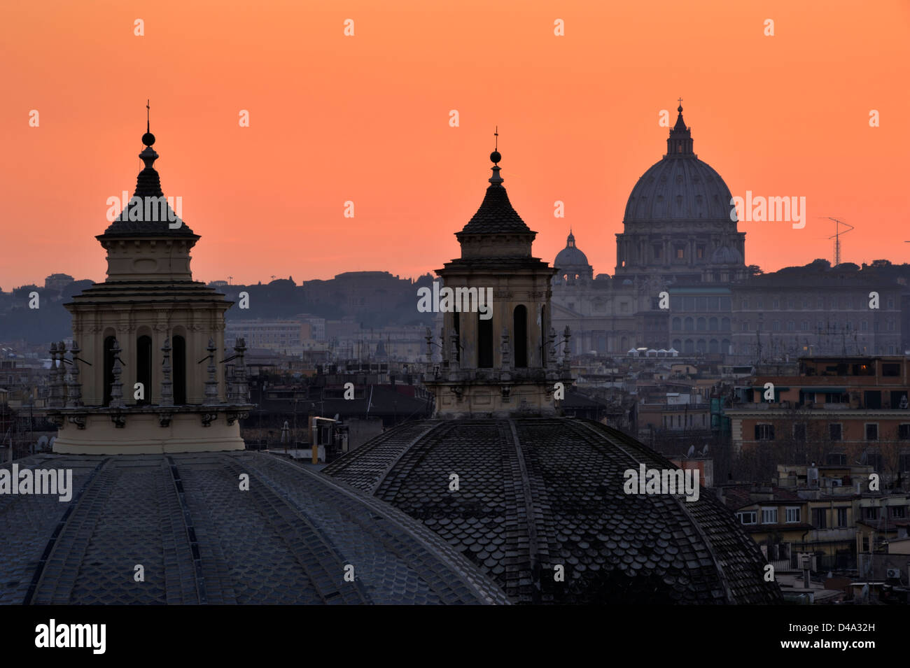 Italien, Rom, die Kuppeln von Santa Maria in Montesanto, Santa Maria dei Miracoli und dem Petersdom bei Sonnenuntergang Stockfoto