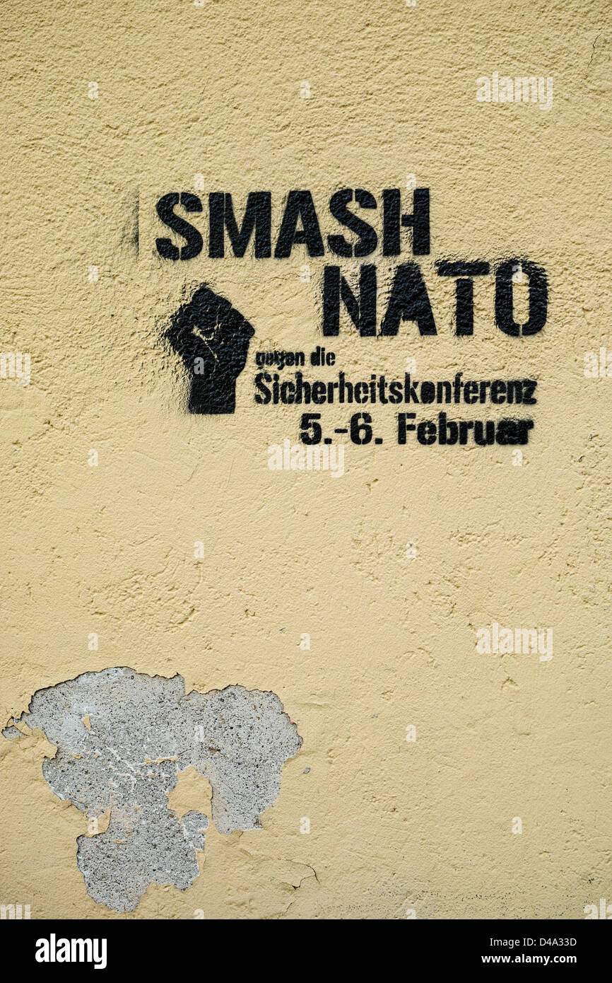 Smash Nato Graffiti gegen die Nato-Sicherheitskonferenz statt im Februar 2010 in München. Stockfoto