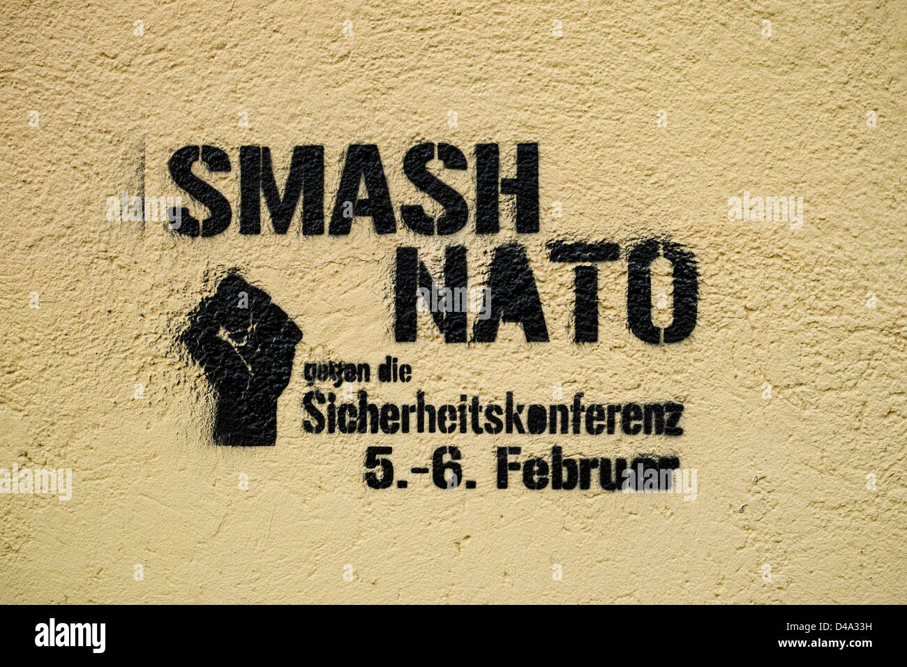 Smash Nato Graffiti gegen die Nato-Sicherheitskonferenz statt im Februar 2010 in München. Stockfoto