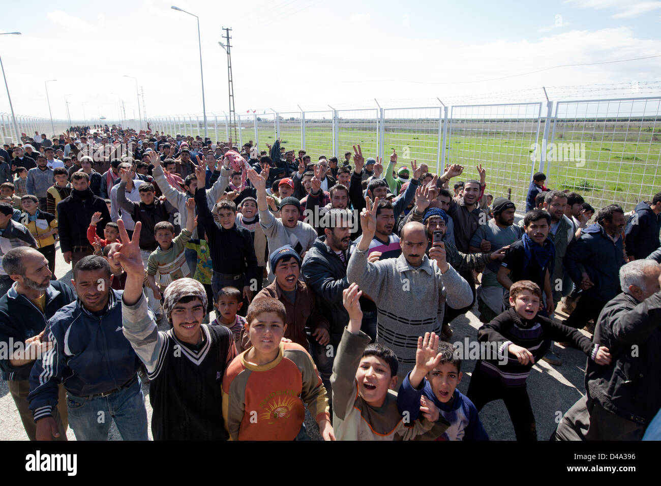 Syrische Flüchtlinge Marsch in Richtung der türkischen Grenze gegen die türkische Zuwanderungspolitik mit Syrien in Azaz, Syrien Stockfoto