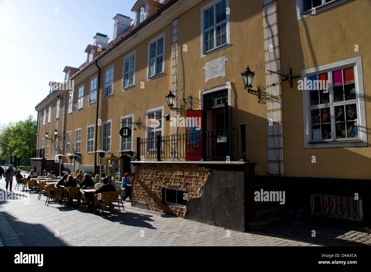 Torna Iela mit einer langen Reihe von touristischen Souvenirläden, Restaurants, Bars und Cafés in der Altstadt von Riga, Riga, Lettland Baltikum Stockfoto