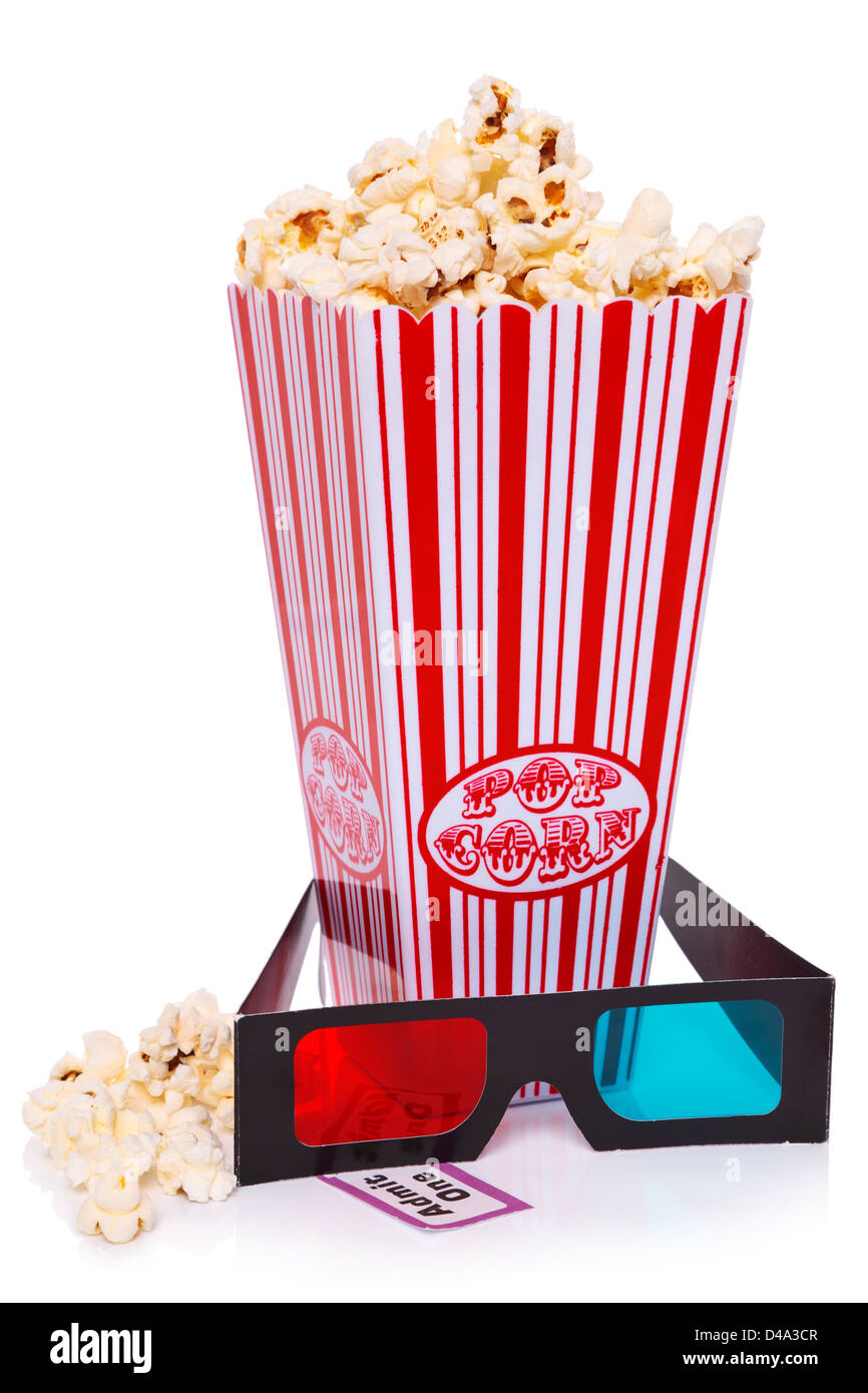 Box mit Popcorn, 3D Brille und einem Admit One Ticket isoliert auf einem weißen Hintergrund. Stockfoto