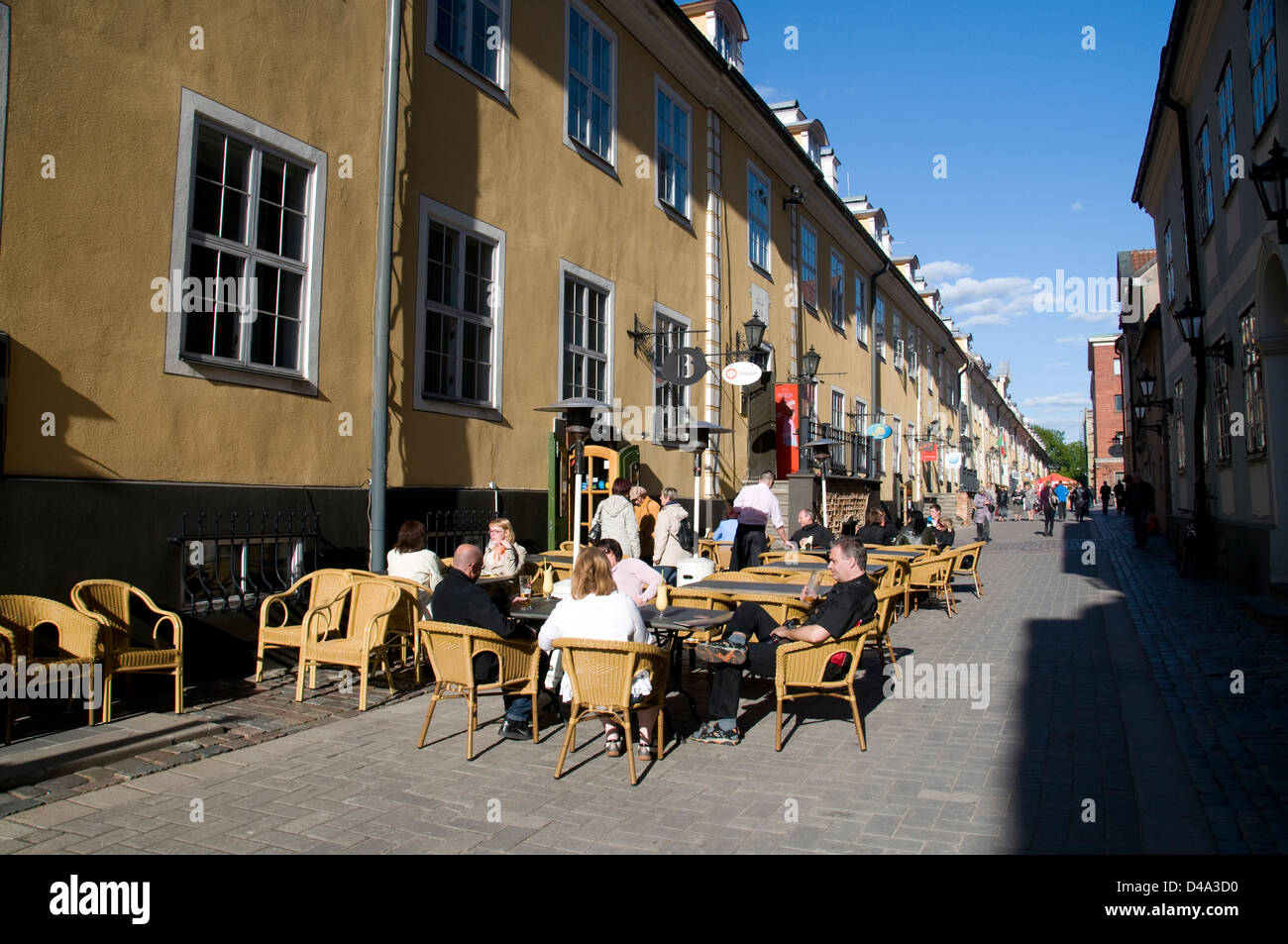 Torna Iela mit einer langen Reihe von touristischen Souvenirläden, Restaurants, Bars und Cafés in der Altstadt von Riga, Riga, Lettland, den baltischen Staaten Stockfoto