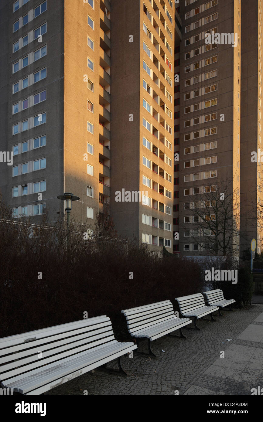Berlin, Deutschland, High-Rise und leere Parkbaenke in Berlin-Gropiusstadt Stockfoto