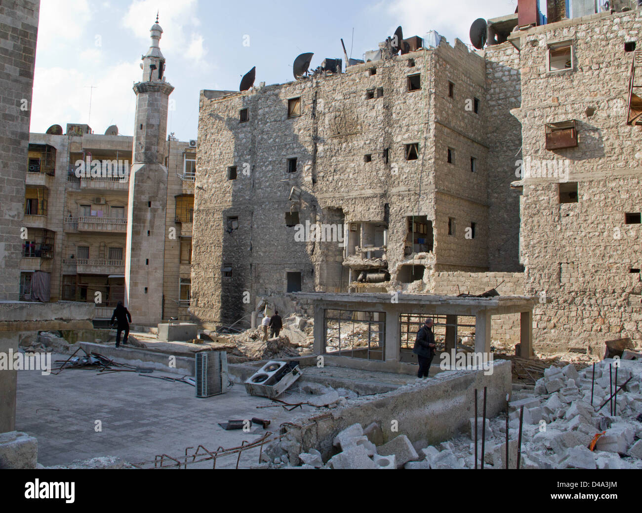 Die Menschen gehen über die beschädigte Gebäude in Tarik al Bab-Abschnitt von Aleppo Syrien Stockfoto