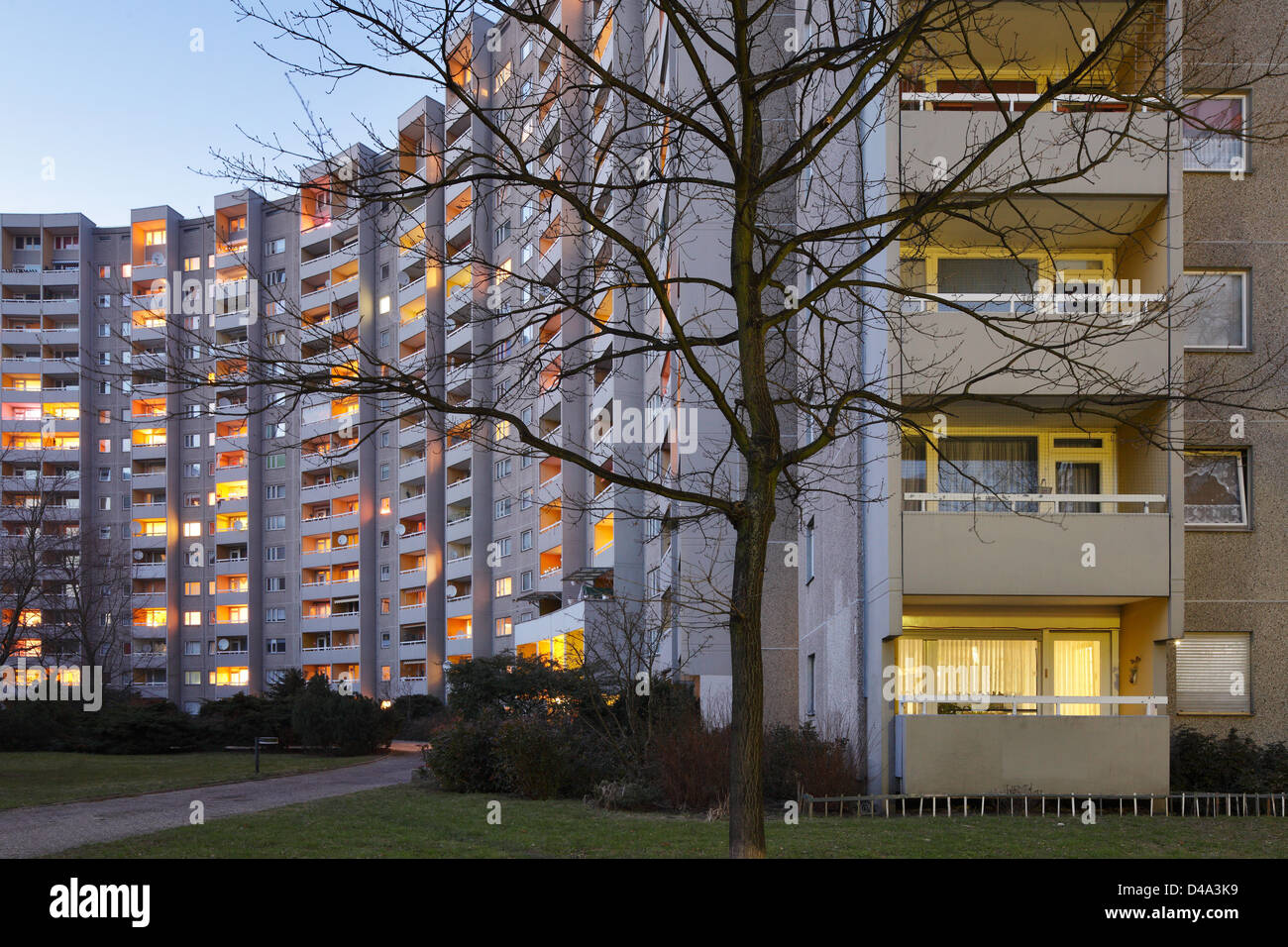 Berlin, Deutschland, beleuchtete Wohnungen an Gropius Haus Berlin-Gropiusstadt Stockfoto