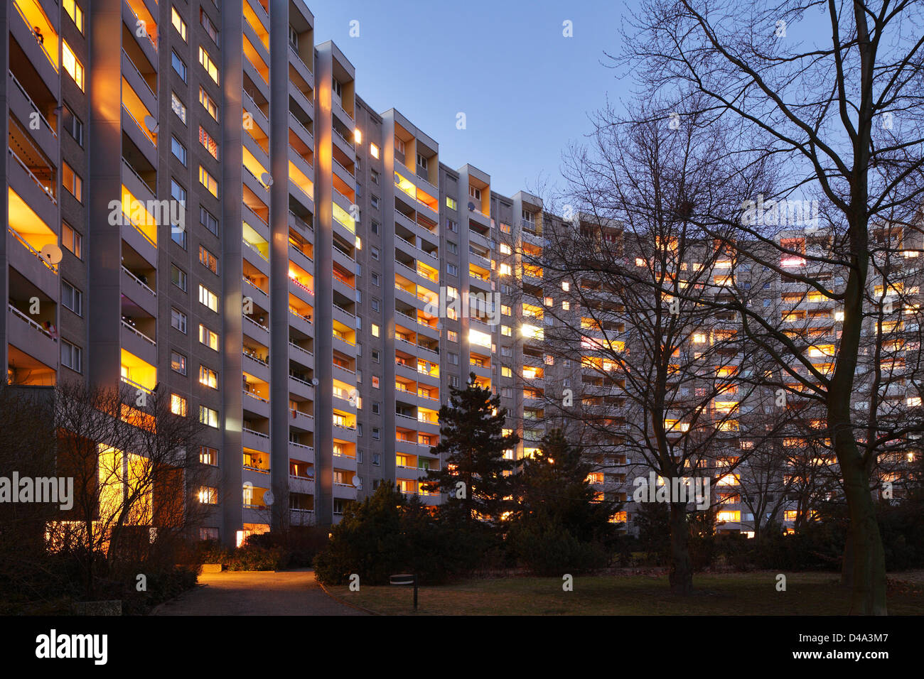 Berlin, Deutschland, beleuchtete Wohnungen an Gropius Haus Berlin-Gropiusstadt Stockfoto