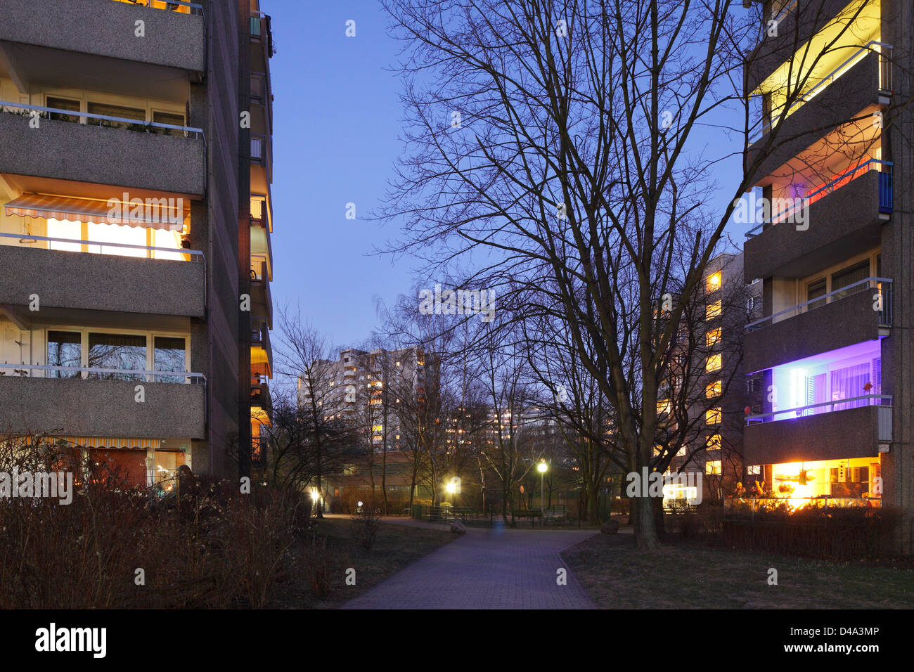 Berlin, Deutschland, beleuchtete Wohnungen in den Häusern der Berlin-Gropiusstadt Stockfoto