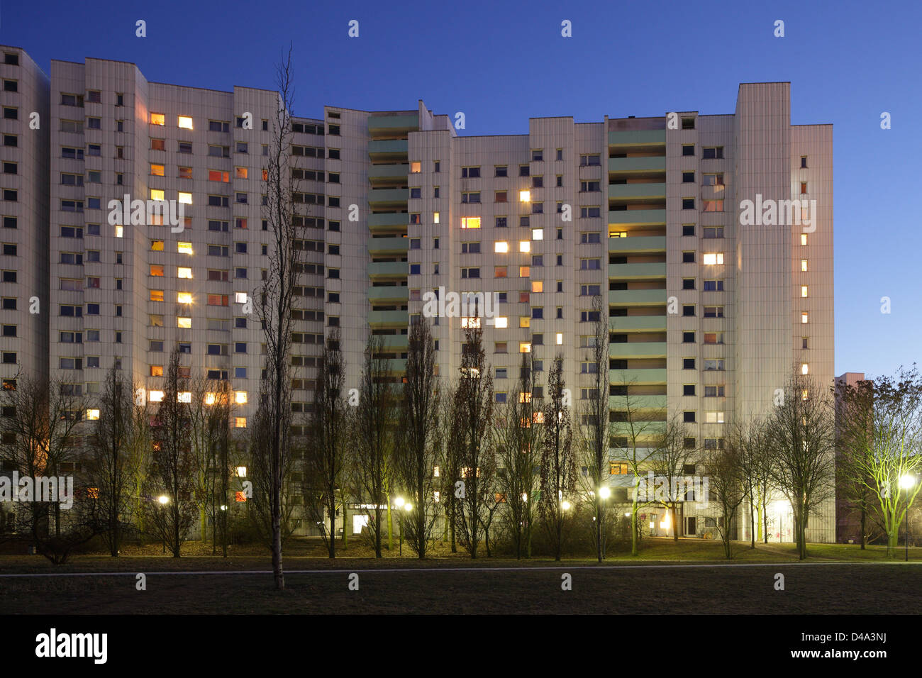 Berlin, Deutschland, beleuchtete Wohnungen in den Häusern der Berlin-Gropiusstadt Stockfoto