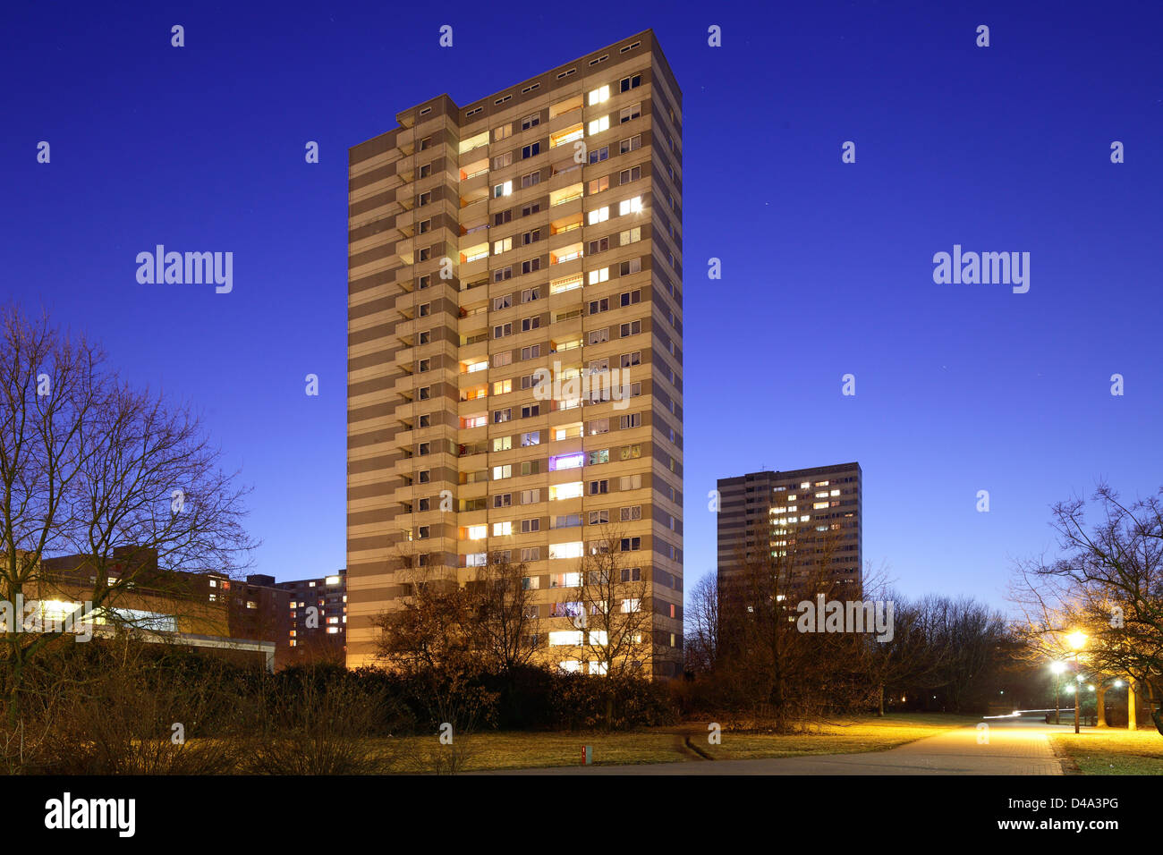 Berlin, Deutschland, beleuchtete Wohnungen in Bat Yam in Berlin-Gropiusstadt Stockfoto