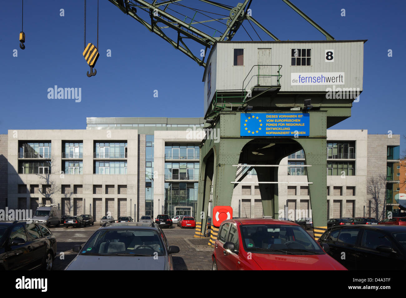 Berlin, Deutschland, die neue TV-Werft und eine alte Hafenkran Stockfoto