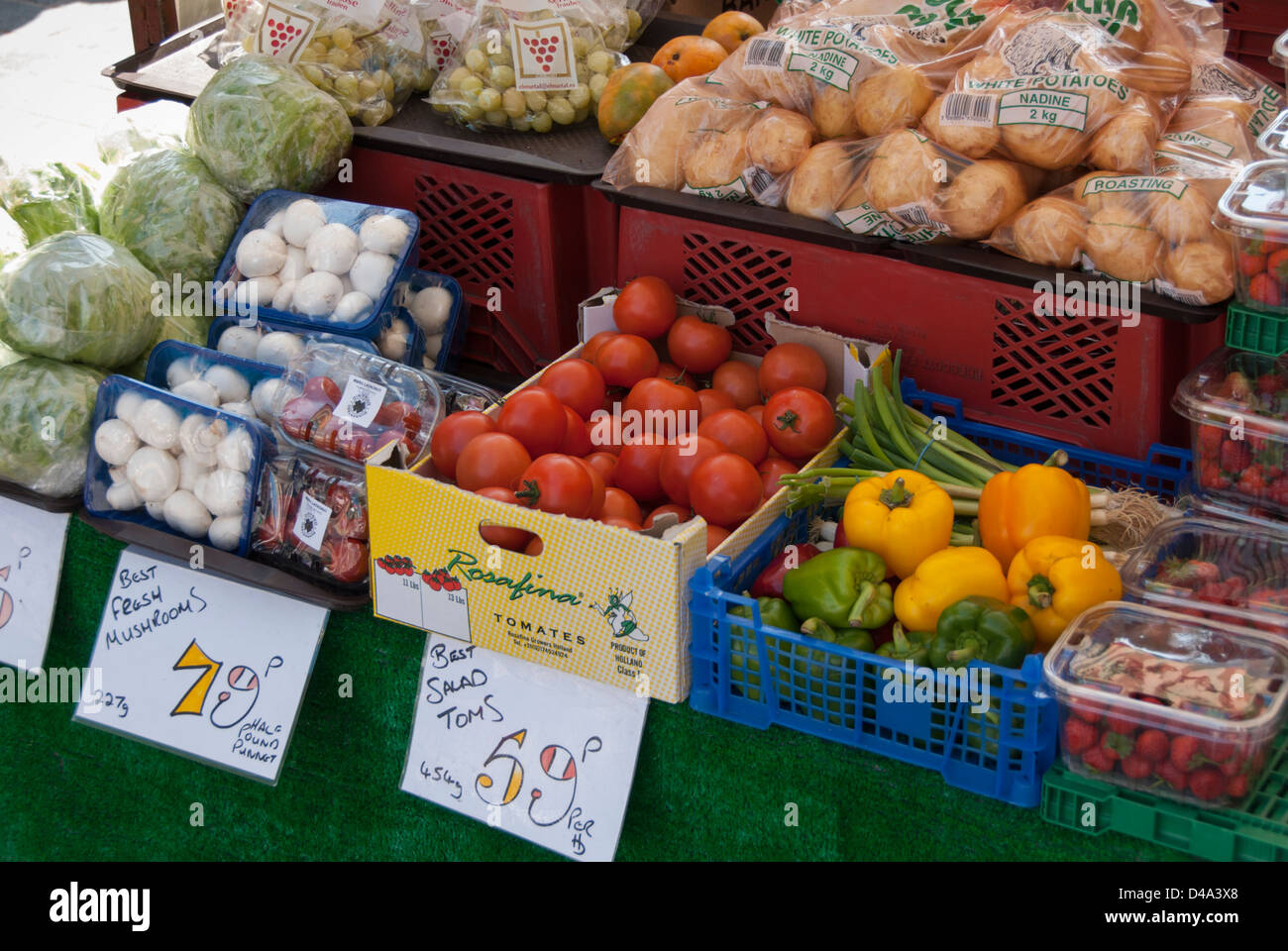 Obst und Gemüse, vor allem niederländische Produkte zum Verkauf auf dem Markt in England exportieren Stockfoto