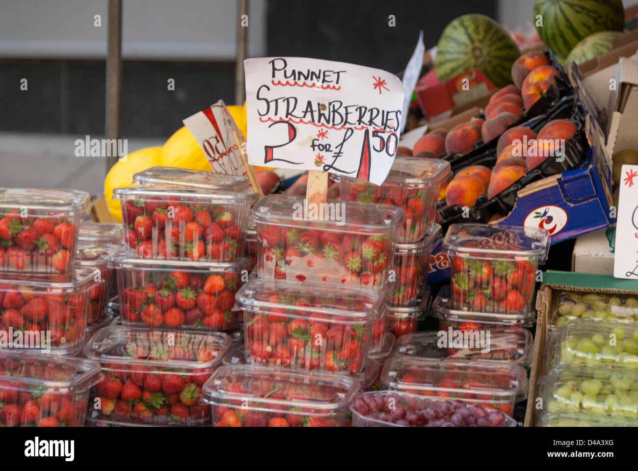 Erdbeeren und andere Früchte für den Verkauf auf dem lokalen Markt Stockfoto